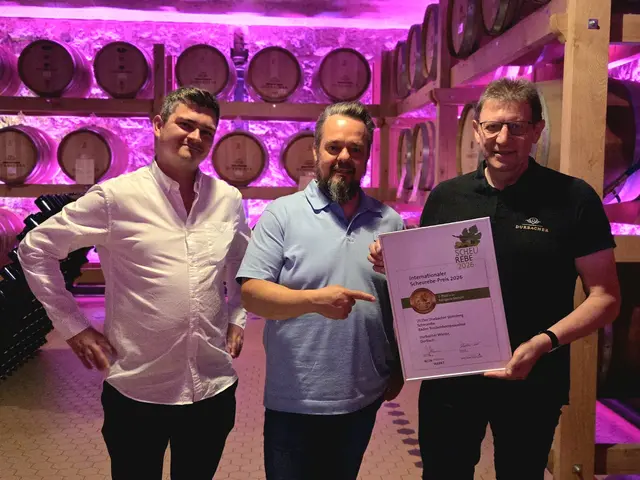 Von links: Simon Werner, Chefredakteur WEIN + MARKT, Stephan Danner,  Geschäftsführender Vorstand, Rüdiger Nilles, Kellermeister Durbacher Winzer eG | Foto: Durbacher Winzer eG