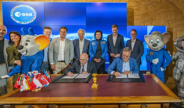 Europa-Park Inhaber Dr. Roland Mack und Dr. Rolf Densing, ESA-Direktor für Missionsbetrieb und Leiter des Europäischen Raumfahrtkontrollzentrum ESOC in Darmstadt, unterzeichnen das Memorandum of Understanding. | Foto: Europa-Park