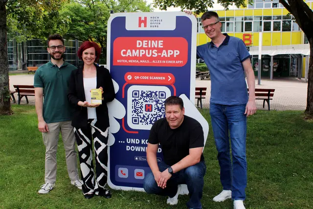 Der an der Hochschule Offenburg für die Digitalisierung verantwortliche Prorektor Prof. Dr. Jan Münchenberg (r.) und einige der an den Neuerungen im vergangenen Jahr beteiligten Mitarbeitern (v. l.), Philipp Stroh (UniNow App), Simone Schmidt (Intranet) und Sebastian Grünwaldt (Chatbot), freuen sich über die Auszeichnung. | Foto: Hochschule Offenburg