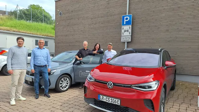 Christian Ringwald (v. l.), Armin Geppert und Jörg Bold (Ettenheimer Bürgerenergie), Altdorfs Ortsvorsteherin Manuela Steigert sowie Bürgermeister Bruno Metz bei der Inbetriebnahme der neuen Station | Foto: Stadt Ettenheim