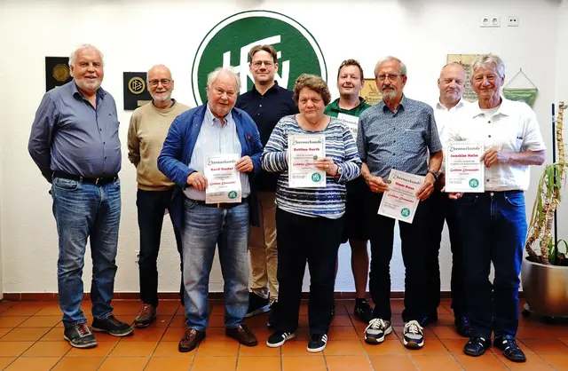 Neben Claus Haberecht von links: Wolfgang Schutter, Gerd Gaster, Andreas Eidel, Bettina Barth, Dierk Mann, Hans Baas, Frank Enders, Joachim Halm .Es fehlen Lothar Bohnert, Norbert Riedlinger und Marco Geiser

 | Foto: KFV