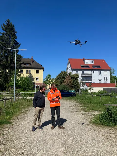 Städtische Mitarbeiter testen die Drohne. | Foto: Stadt Offenburg