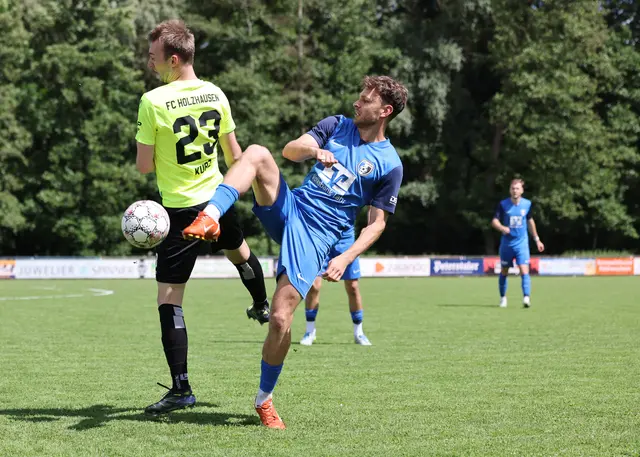 Dennis Häußermann (blau) kämpfte mit dem SC Lahr vor heimischer Kulisse gegen den FC Holzhausen um den Aufstieg in die Fußball-Oberliga. | Foto: Fissler