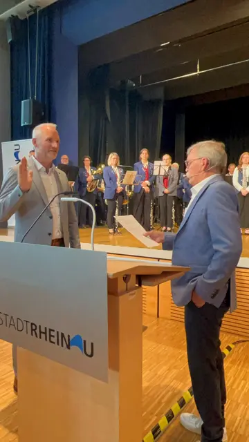 Reinhold Schmidt (l.) nahm die Vereidigung vor. | Foto: Glaser