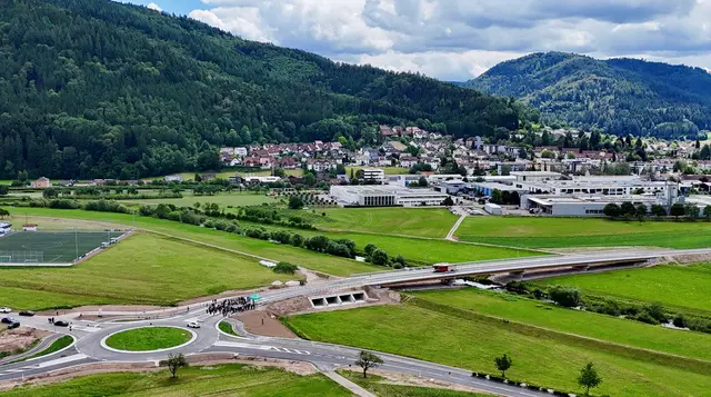 Die Kinzigbrücke wurde als Holz-Beton-Verbundbrücke errichtet und hat eine Gesamtstützweite von 136 Metern. Sie ist ein Baustein der Umfahrung Haslach. | Foto: Kai Hockenjos/Ortenaukreis
