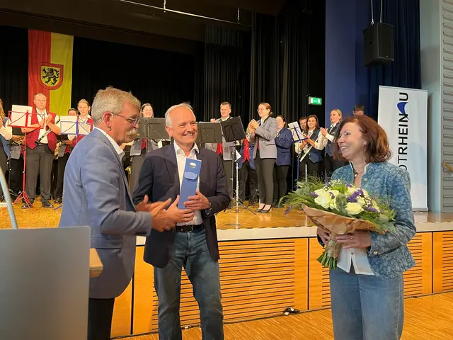 Großes Dankeschön an Uwe Beck (M.), Kämmerer der Stadt Rheinau, der als Amtsverwalter alles am Laufen hielt, hier mit Ehefrau Andrea. | Foto: Glaser
