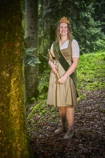 Waldkönigin Franziska I. ist für zwei Jahre charmante Botschafterin des Waldes und der baden-württembergischen Forst- und Holzwirtschaft. Als Forstwirtin kennt sich die 26-jährige Hesselbacherin fachlich bestens aus. | Foto: Michael Bode