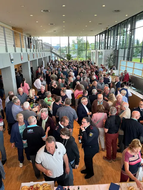 Nach dem offiziellen Teil waren alle Besucher noch zu einem Umtrunk mit Imbiss im Foyer der Stadthalle eingeladen.  | Foto: Glaser