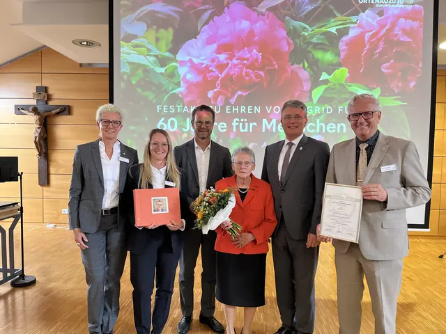 Claudia Bauer-Rabe (v. l.), Kathleen Messer, Marco Steffens, Jubilarin Ingrid Fuchs, Thorsten Erny und Dr. Peter Kraemer | Foto: Foto: mak
