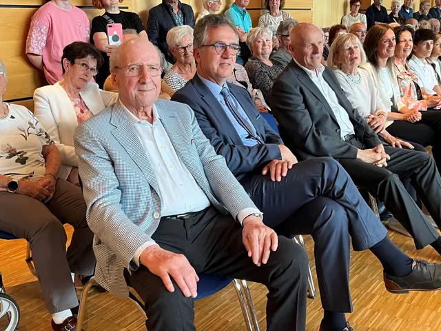 Die beiden Ehrenbürger Hans Weber (v. l.) und der frühere Bürgermeister Michael Welsche waren ebenfalls unter den Zuschauern. | Foto: Glaser