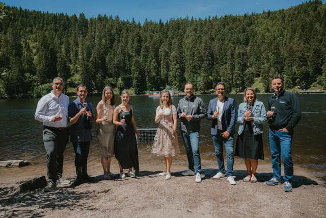 Große Freude bei allen Beteiligten: Markus Benkeser (v. l.), Bürgermeister von Seebach, Kellermeister Thomas Hirt, Karina Roth, Ortenauer Weinprinzessin, Hannah Spraul, Badische Weinprinzessin, Tina Müller, Oberkircher Weinprinzessin, Sebastian Hill, Geschäftsführender Vorstand der Oberkircher Winzer eG, Stefan Hattenbach, Bürgermeister von Kappelrodeck sowie Bärbel und Karl-Heinz Müller, Berghotel Mummelsee | Foto: Maxi Höck
