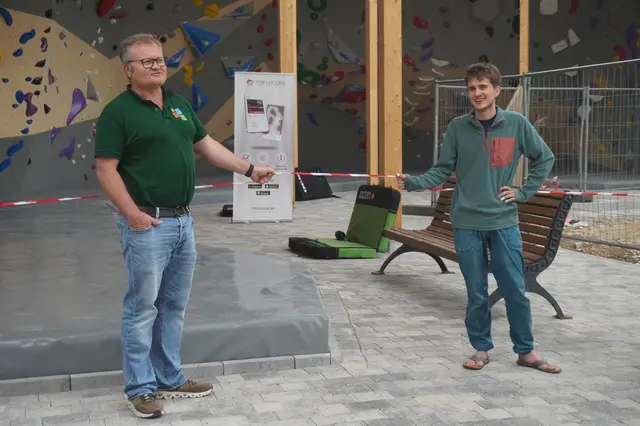 Andreas Schmid, erster Vorsitzender des Deutschen Alpenvereins Offenburg (l.) und Bastian Junker, Vorsitzender der Sektionsjugend und Leiter des Projekts geben die Anlage frei. | Foto: DAV Offenburg