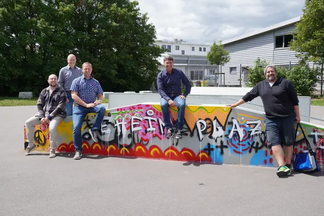 Jugendbeauftragter Philip Gedemer (v. l.), Wirtschaftsförderer Wolfgang Spengler, Roland Weber-Kirn (stellvertretender Bauhofhofleiter), Bürgermeister Bruno Metz und Pipo Weingardt (Kurator für Street-Art) | Foto: Stadt Ettenheim