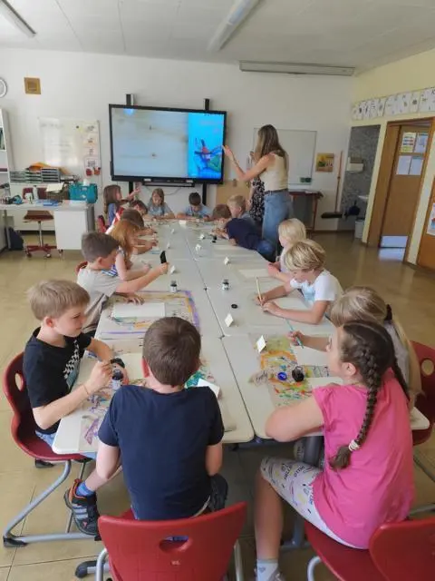 Mit großem Eifer waren die Welschensteinacher Grundschüler beim Kaligrafie-Workshop dabei | Foto: Schule Steinach