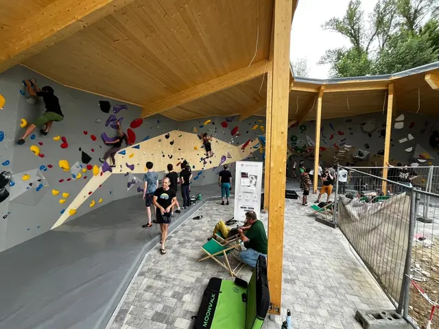 Die Sportler erobern die neue Boulderanlage beim DAV in Offenburg | Foto: DAV Offenburg
