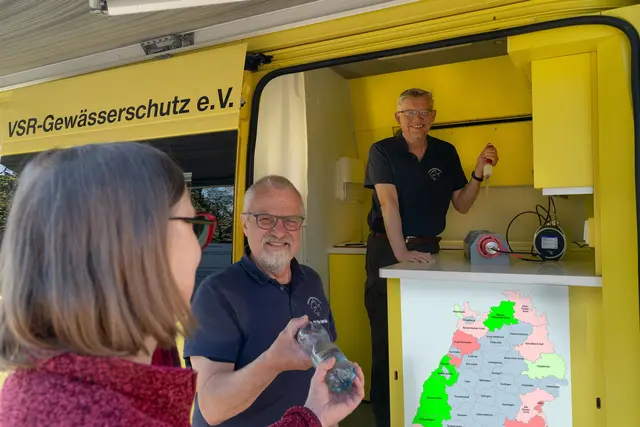 Harald Guelzow (Mitt) und Matthias Ahlbrecht (rechts) beraten einen Brunnenbesitzer.  | Foto: Ruben Wiltsch