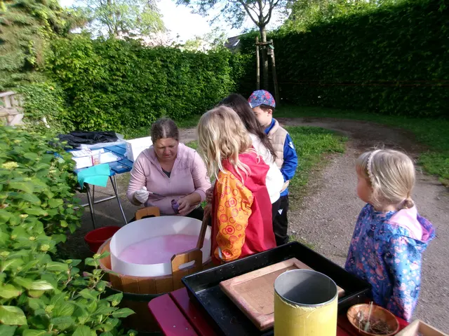 Mit großer Neugier und Begeisterung erfuhren die Kinder zunächst, wie aus einer vorbereiteten Papiermasse neue Papierbögen entstehen. | Foto: Franziska Sättele