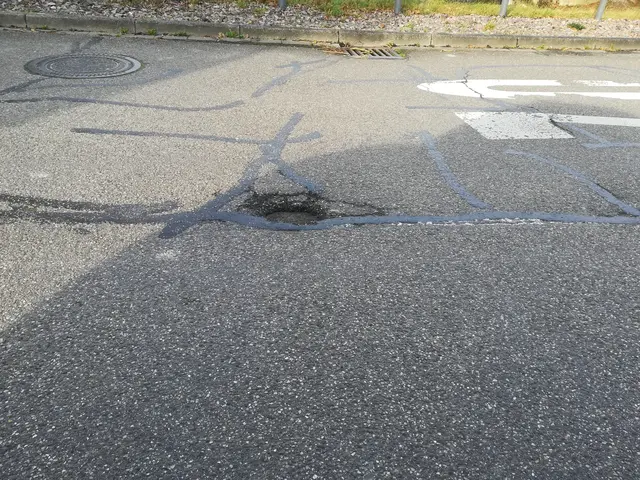 Wer ein Schlagloch in Rheinau entdeckt, kann dies per App an die Stadt melden. | Foto: Stadt Rheinau