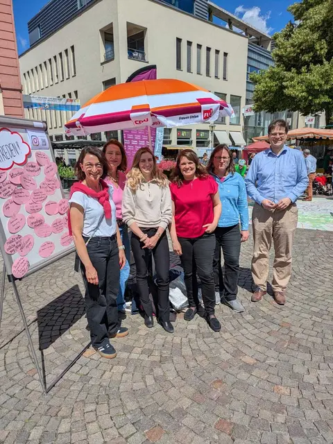 Die Frauen Union Ortenau stellte sich auf dem Offenburger Marktplatz den Fragen der Bürgerinnen. | Foto: Frauen Union Ortenau