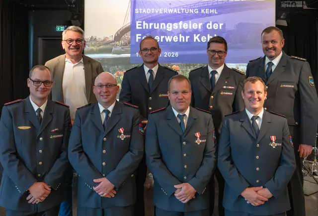 Ehrungen für 25 Jahre Feuerwehrzugehörigkeit: OB Britz (v. l.), Adrian Scherer, Bernhard Frei, Viktor Liehr, Unten: David Oster, Michael Berger, Tobias Karch, Mario Hauß
 | Foto: Stadt Kehl