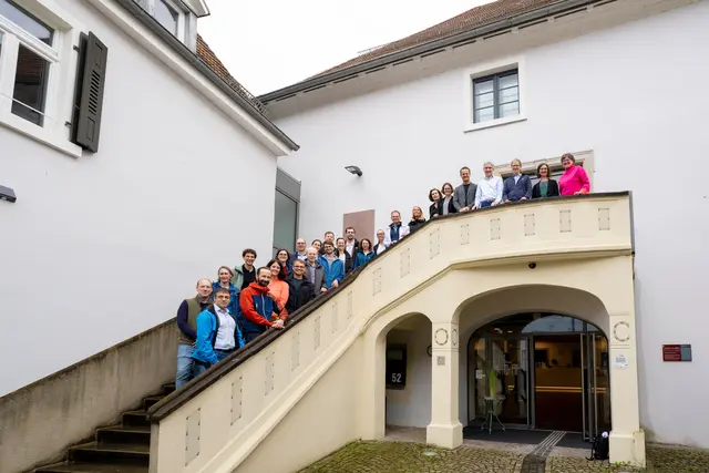 Oberbürgermeister Marco Steffens und Verfassungsgerichtspräsident Stephan Harbarth (5. und 4. v.r.), rechts daneben Vizepräsidentin Ann-Katrin Kaufhold, Salmen-Leiterin Katarina Ankerhold und Offenburgs Kulturchefin Carmen Lötsch. | Foto: Stadt Offenburg/Fichtner