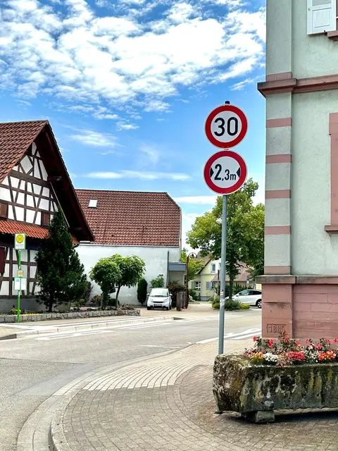 In der Nußbacher Straße in Zusenhofen gilt ab sofort  in Fahrtrichtung Nußbach eine Breitenbeschränkung von 2,30 Meter. Zuvor war der Verkehr für alle Fahrzeuge über 3,5 Tonnen gesperrt. Mit der neuen Regelungen wird das Passieren für einen Großteil des landwirtschaftlichen Verkehrs wieder möglich.  | Foto: Denise Burkart/Stadt Oberkirch 