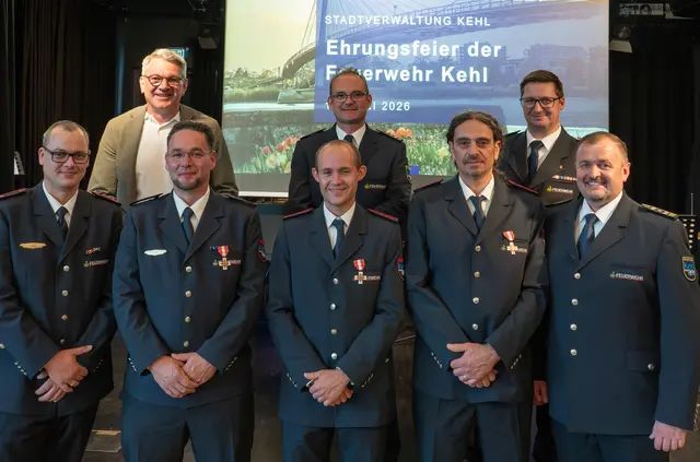 15 Jahre Feuerwehrzugehörigkeit: Oben: OB Britz (v. l.), Adrian Scherer, Bernhard Frei, Unten: David Oster, Daniel Semler, Alexander Egg, Matijas Zubcic, Viktor Liehr

 | Foto: Stadt Kehl