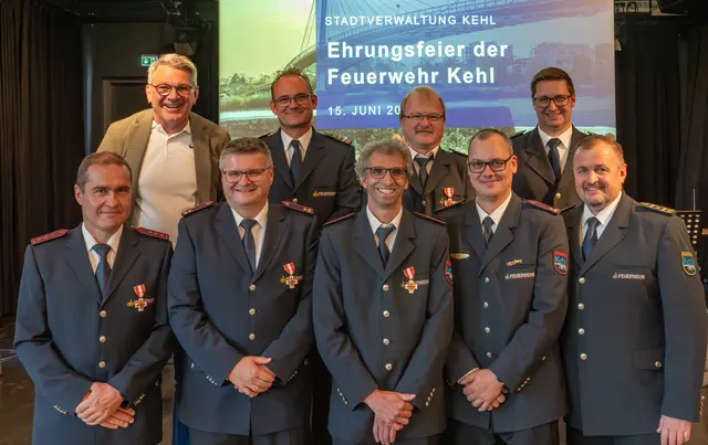 Seit 40 Jahren bei der Feuerwehr Kehl aktiv: OB Britz (v. l.), Adrian Scherer, Thomas Zimmer, Bernhard Frei, Unten: Stefan Heidt, Stefan Kronenwitter, Ralf Fels, David Oster, Viktor Liehr
 | Foto: Stadt Kehl