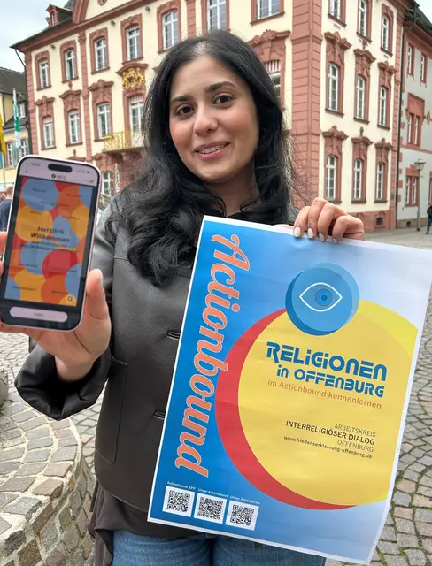 Ayla Erdem führt durch die App.  | Foto: Stadt Offenburg