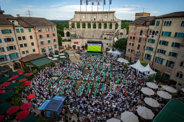 Auf der Piazza des Hotels "Colosseo" lassen sich zahlreiche WM-Spiele live verfolgen | Foto: Europa-Park
