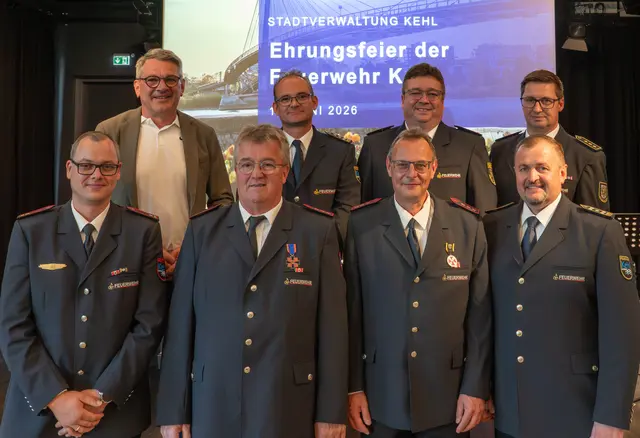 Im Rahmen der Ehrungsfeier wurden auch das Deutsche Feuerwehrehrenkreuz in Bronze an Hans-Peter König sowie die silberne Ehrennadel des Landesfeuerwehrverbandes an Sascha Spitzmüller vergeben: OB Britz (v. l.), Adrian Scherer, Michael Dietrich, Bernhard Frei, Unten: David Oster, Hans-Peter König, Sascha Spitzmüller, Viktor Liehr
 | Foto: Stadt Kehl