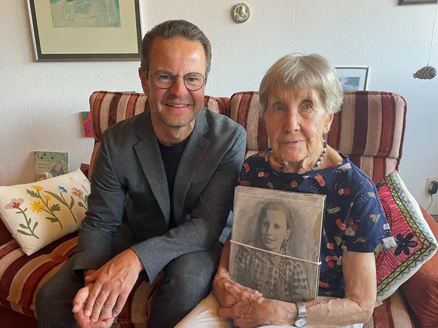 Oberbürgermeister Marco Steffens gratuliert Eva Ranzinger zum Geburtstag. | Foto: Stadt Offenburg/Siefke