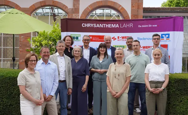 Vertreter der Sponsoren der Chrysanthema 2026 und der Stadtverwaltung Lahr (von links): Martina Mundinger, Leitung Stadtmarketing; Fabian Roßmanith, Leitung Grün und Umwelt; Christian Acs, Leitung Individualbanking, Volksbank Lahr; Friederike Ohnemus, Leitung Ratsarbeit, Marketing und Internationales; Brigitta Schrempp, schrempp edv; Oberbürgermeister Markus Ibert; Anthea Götz, Leitung Unternehmenskommunikation, E-Werk Mittelbaden; Bereichsdirektor Klaus Bühler, Sparkasse Offenburg/Ortenau; Astrid Sauter, Sauter Gartencenter; Manuel Zimmermann, Leitung Unternehmenskommunikation, Badenova; Thomas Glanzmann, Unternehmenskommunikation, Herrenknecht AG; Sophia Dresel, Leitung Unternehmenskommunikation und Marketing, E-Werk Mittelbaden; Daniel Halter, Geschäftsführer Industrie- und Gewerbezentrum Raum Lahr (IGZ) | Foto: Stadt Lahr