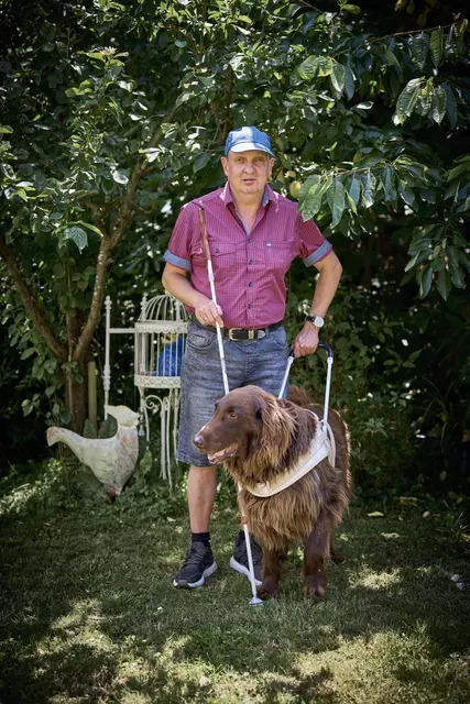 Stefan Rendler setzt sich seit vielen Jahren für die Belange sehbehinderter Menschen in der Ortenau ein. Dabei geht es ihm vor allem um die Sensibilisierung seiner Mitmenschen. Sein Blindenhund Elias begleitet ihn seit 2019 dabei.  | Foto: Michael Bode