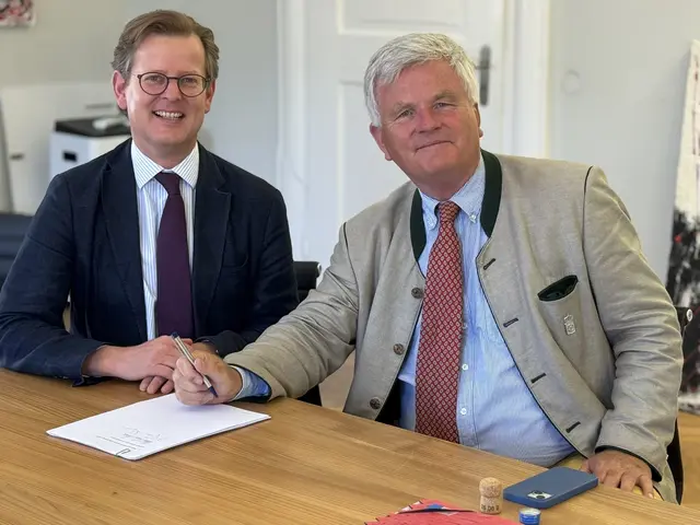 Michael Prinz von Baden (l.) und Prof. Dr. Georg Prinz zur Lippe nach der Vertragsunterzeichnung | Foto: Schloss Proschwitz