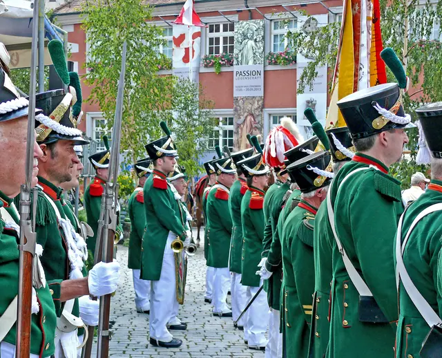 Stillgestanden lauschen die Gardisten der Ansprache des Bürgermeisters. | Foto: Alfred Schramm