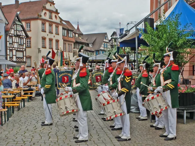 Der Fanfarenzug der Bürgergarde sorgt bei zahlreichen Festen und Umzügen für den passenden musikalischen Rahmen.
Ein Höhepunkt, bei dem er aufspielt, ist das jährliche Altstadtfest der Bürgergarde auf dem historischen Marktplatz in Gengenbach sowie der Einmarsch der Garde durch das Obertor. | Foto: Alfred Schramm