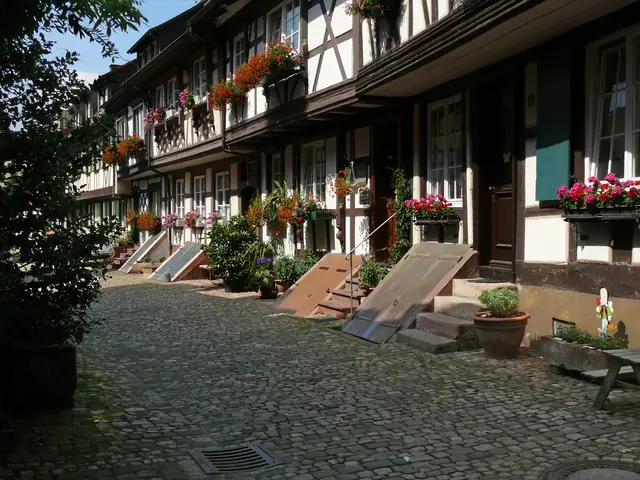 Die Engelgasse ist eine schmale Gasse, die mit schönen restaurierten Fachwerkhäusern bebaut ist und deren Fassaden mit Blumen geschmückt sind. Einen Gang durch sie sollte man als Besucher:in nicht versäumen.  | Foto: Alfred Schramm