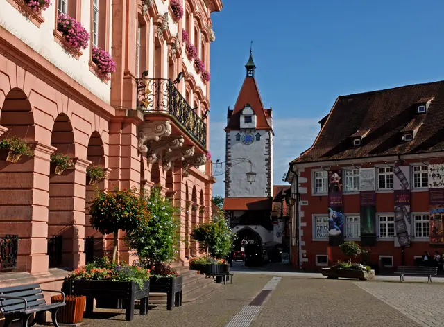 Der Blick zum stärksten Turm der einstigen Gengenbacher Stadtbefestigung. 
Seit seiner Sanierung im Jahr 1991 beherbergt der Turm das Wehrgeschichtliche Museum der Bürgergarde Gengenbach. Auf sechs Etagen des Museums sind historische Ausrüstungsgegenstände der Bürgerwehr wie Gewehre, Degen und Uniformen und vieles mehr zu besichtigen. Im obersten Stockwerk befindet sich die Türmerwohnung, von der aus man in alle Himmelsrichtungen die Landschaft sehen kann. 
Die Besichtigung des Turmes sollte man sich nicht entgehen lassen.  | Foto: Alfred Schramm