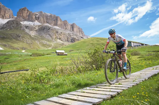 Trailabfahrten vor spektakulärer Bergkulisse beim Sella Ronda Hero Dolomites 