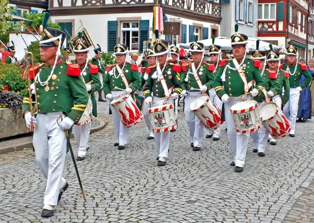 Mit klingendem Spiel marschiert die Gengenbacher Bürgergarde ins Städtle hinein. Die Bürgergarde besteht aus verschiedenen historischen Formationen.
Die wären der Schützenzug, der Reiterzug und der Fanfarenzug sowie die "Alt-Gengenbacherinnen". | Foto: Alfred Schramm