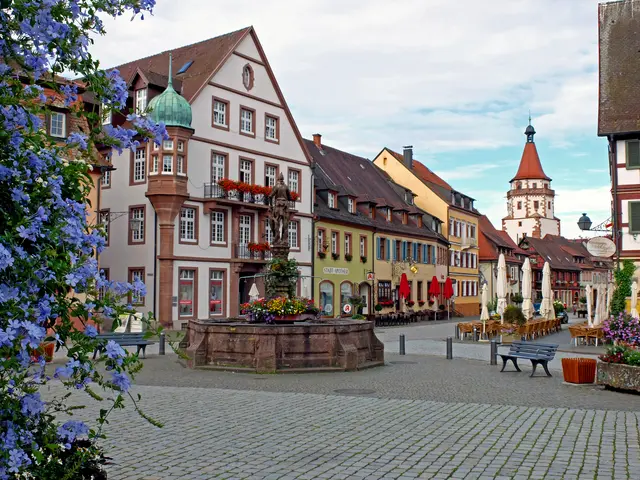 Der Blick zum Niggelturm, von dem man ebenfalls einen tollen Blick auf die Stadt und Umgebung hat.  | Foto: Alfred Schramm