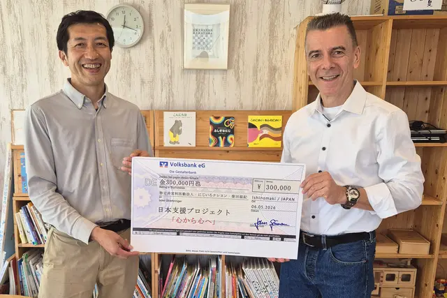 Spendenscheckübergabe an Shigeki Shibata (links) – Gründer und Leiter des
Kinderhilfswerks »Nijiiro-kureyon« in Ishinomaki | Foto: privat