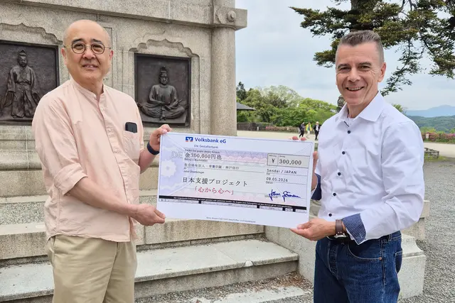 Spendenscheckübergabe an Professor Hitoshi Shiwaku (links) in Sendai zu Gunsten des Kinderheimes »Aoba Gakuen« in Fukushima | Foto: privat