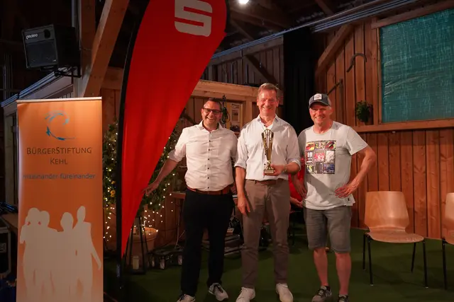 Dominik Lentz, Abteilungsleiter Marketing der Sparkasse Hanauerland (v. l.), Vorstandsvorsitzender Wolfgang Huber und Frank Riebel, Vereinsvorsitzender Kinder brauchen Sport e. V. | Foto: Sparkasse Hanauerland