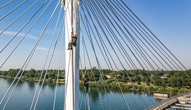 In schwindelnder Höhe werden die Drahtseile überprüft. | Foto: Stadt Kehl/Lardjah Naba