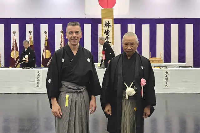 John Görmann (links) und sein Iaidô-Meister Motomu Tanaka-Sensei (rechts) nach der erfolgreich abgelegten Prüfung zum 7. Dan Kyôshi beim Taikai in Kyôto. | Foto: privat