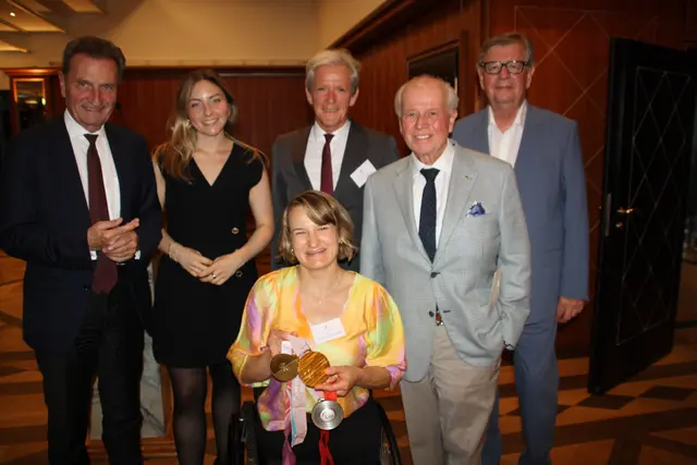 Nicht oft ist eine mehrfache Weltmeisterin Gast beim Dialog Dollenberg. Diesmal sprach Anna-Lena Forster von ihrem Leben als Para-Spitzensportlerin, eingerahmt von Günther H. Oettinger, Ann-Cathrin Simon, Peter Reuss, Willi Stächele und Meinrad Schmiederer (von links). | Foto: Dollenberg 