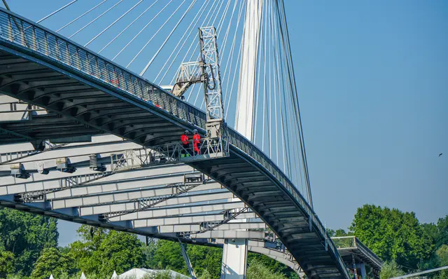 Auch unter der Passerelle wird genau hingeschat. | Foto: Stadt Kehl/Lardjah Naba