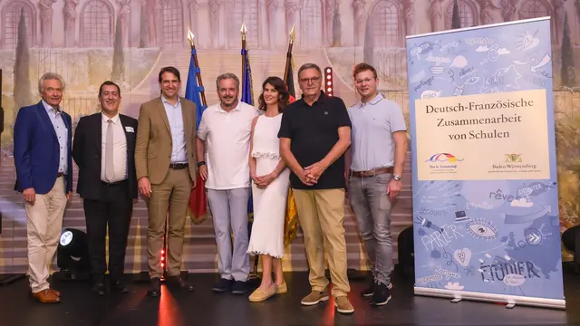 Jürgen Mack (v. l.), Inhaber Europa-Park, Gaël de Maisonneuve, Generalkonsul der Republik Frankreich, Andreas Jung, Minister für Kultus, Jugend und Sport Baden-Württemberg, Michael Mack, Honorarkonsul der Republik Frankreich, Miriam Mack, Honorarkonsulin der Republik Kroatien, Roland Mack, Inhaber Europa-Park, und Frederik Mack, Direktor HR &amp; Organisation | Foto: Europa-Park